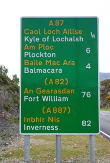 road mileage sign in Gaelic and English