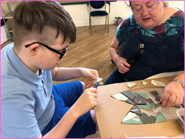 14 year old Thomas shows he is an Effective Contributor by creating tiles to participate in Maryhill¿s fantastic Art Park Beithir Sculpture.